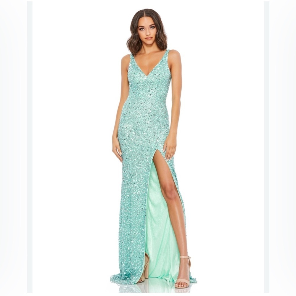 NWT Mac Duggal $725 Plunging Neckline Beaded Gown with Train